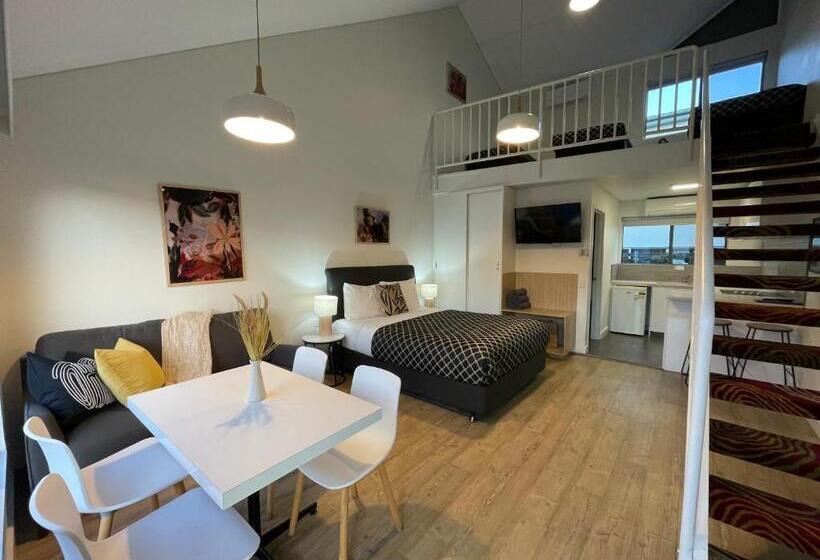 غرفة عائلية, Coastal Motel