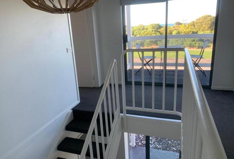 منزل 3 غرف نوم, Coastal Motel