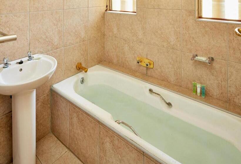 בקתת חדר, First Group Midlands Saddle And Trout