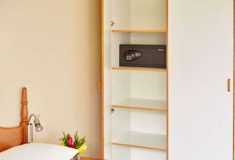 בקתת חדר, First Group Midlands Saddle And Trout