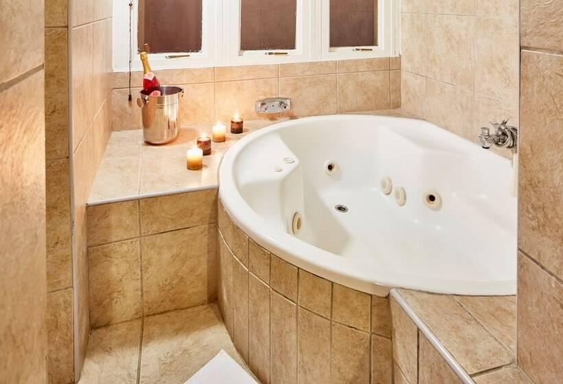 בקתת חדר, First Group Midlands Saddle And Trout