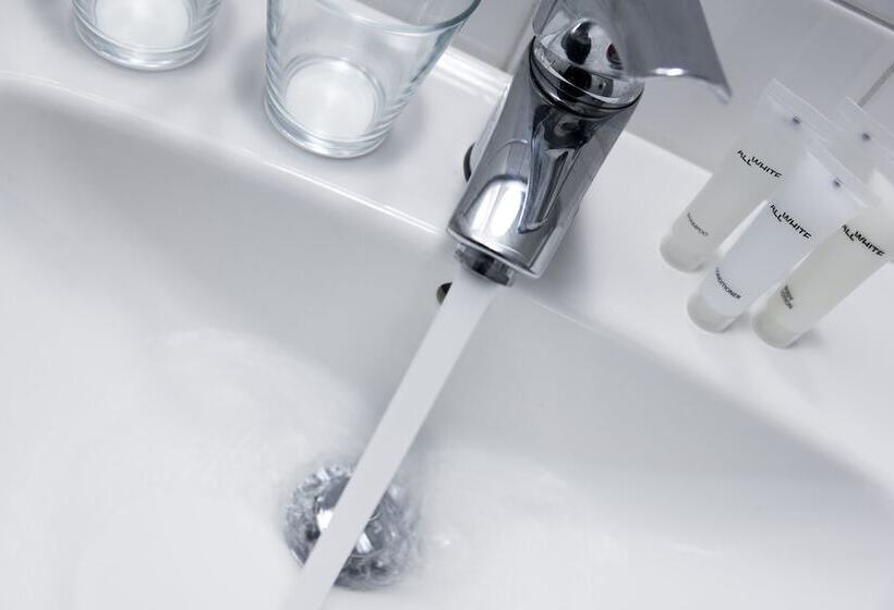 패밀리 스튜디오, First Hotel Central