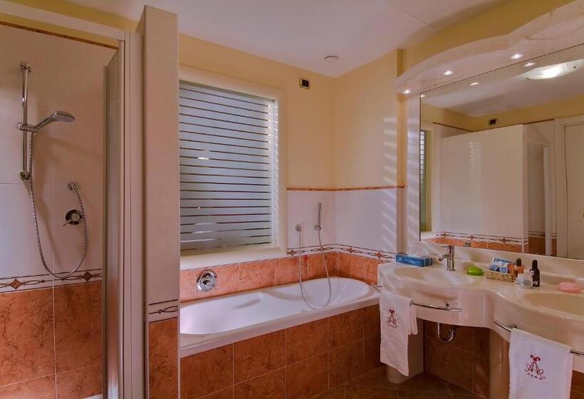 اتاق استاندارد با بالکن و چشم‌انداز باغ, Terme All'alba