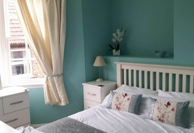 غرفة سوبيريور, Three Coopers