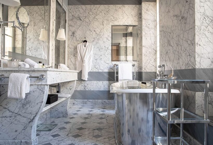 Chambre Premium, La Réserve Paris Hotel & Spa