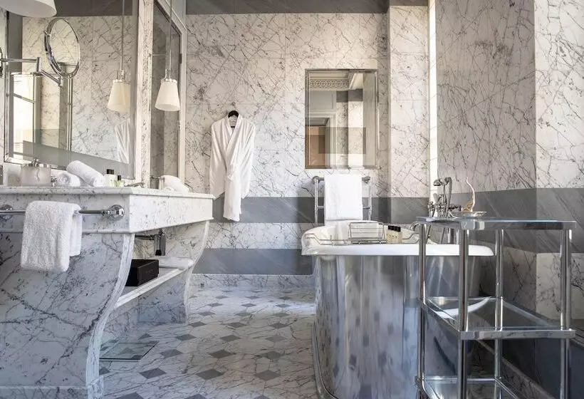 Chambre Premium, La Réserve Paris Hotel & Spa