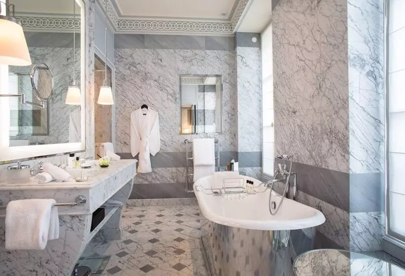 Chambre Premium, La Réserve Paris Hotel & Spa