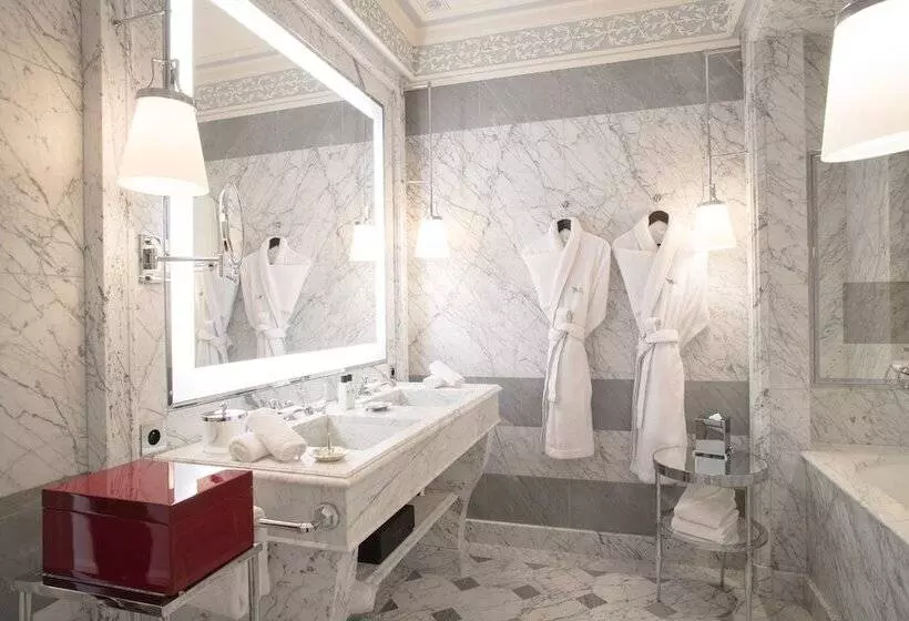 Junior Suite avec Terrasse, La Réserve Paris Hotel & Spa