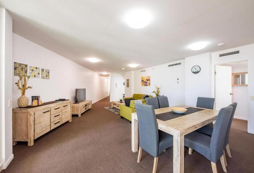 דירת שלושה חדרים, Lanai Riverside Apartments