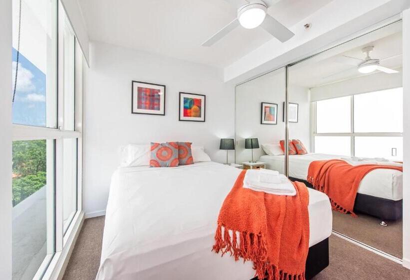 דירת שלושה חדרים, Lanai Riverside Apartments