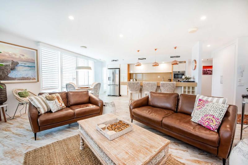 דירת שלושה חדרים, Lanai Riverside Apartments