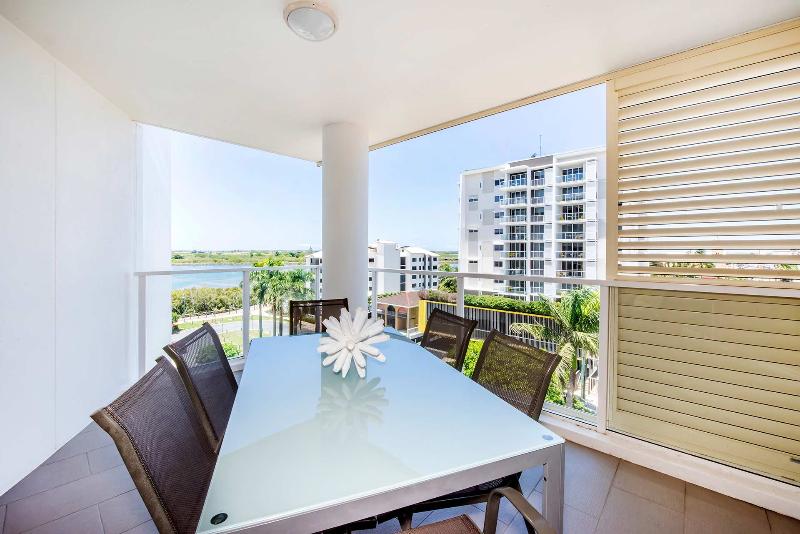 דירת שלושה חדרים, Lanai Riverside Apartments