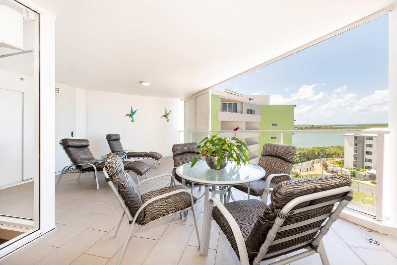 דירת שלושה חדרים, Lanai Riverside Apartments