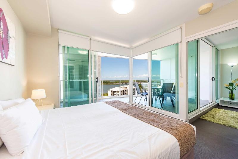 דירת שלושה חדרים, Lanai Riverside Apartments