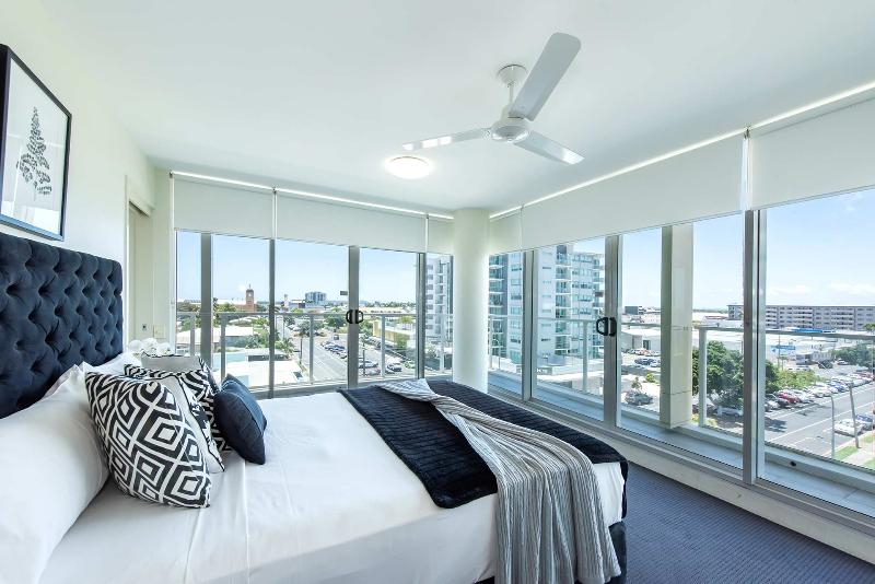 דירת שלושה חדרים, Lanai Riverside Apartments