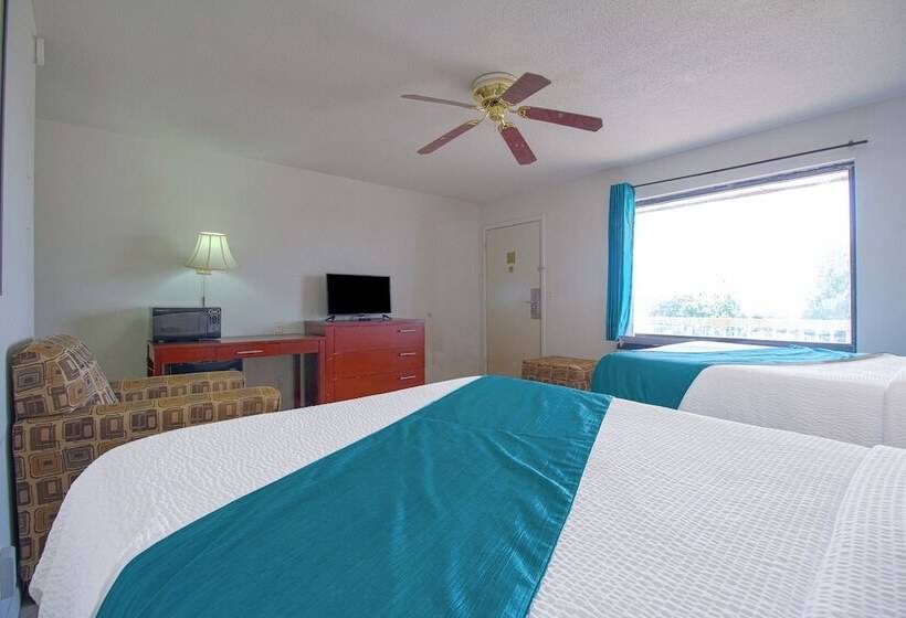 带2个双人床的标准工作室, American Best Inn Perry