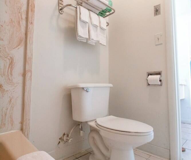 带2个双人床的标准工作室, American Best Inn Perry