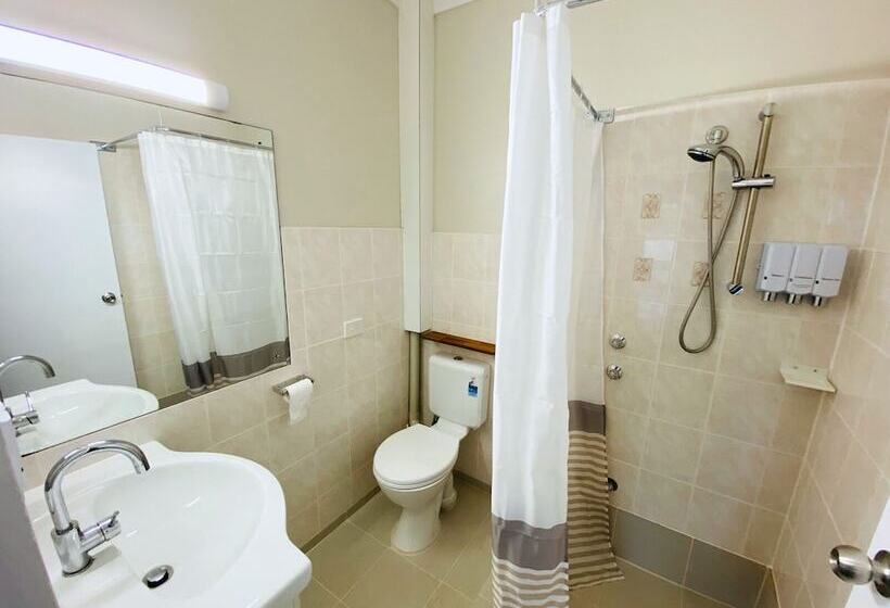 חדר משפחתי, Nowra Motor Inn