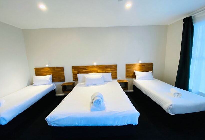 חדר משפחתי, Nowra Motor Inn