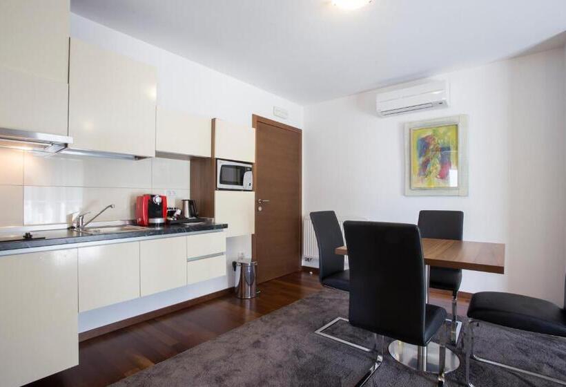 스위트, Residence Villa Karda