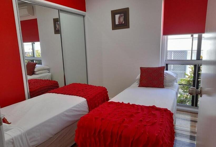 Superior 2-bedroom flat with sea view, Airlie Apartments