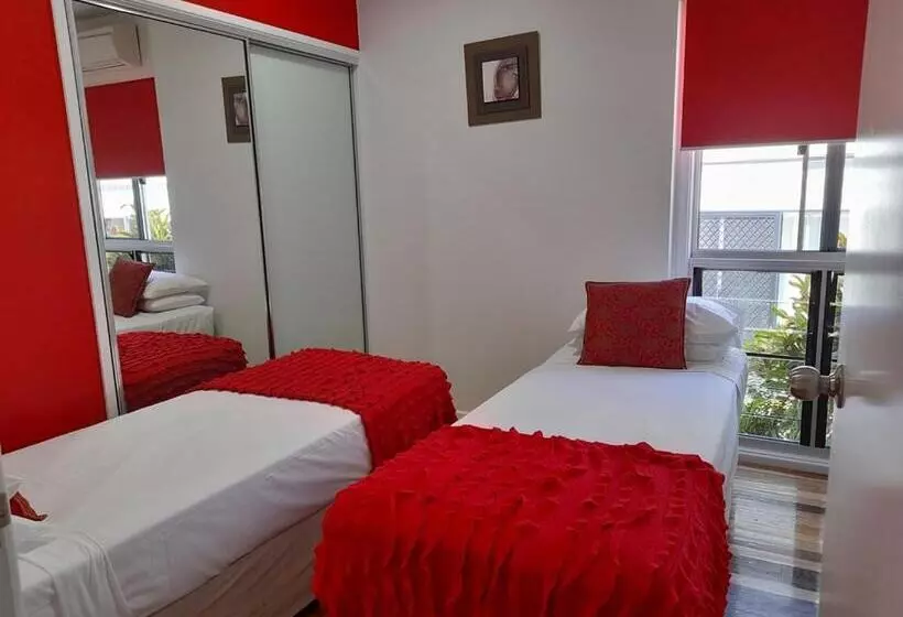 Superior 2-bedroom flat with sea view, Airlie Apartments