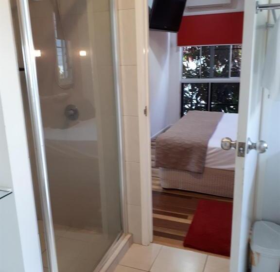 Superior 2-bedroom flat with sea view, Airlie Apartments