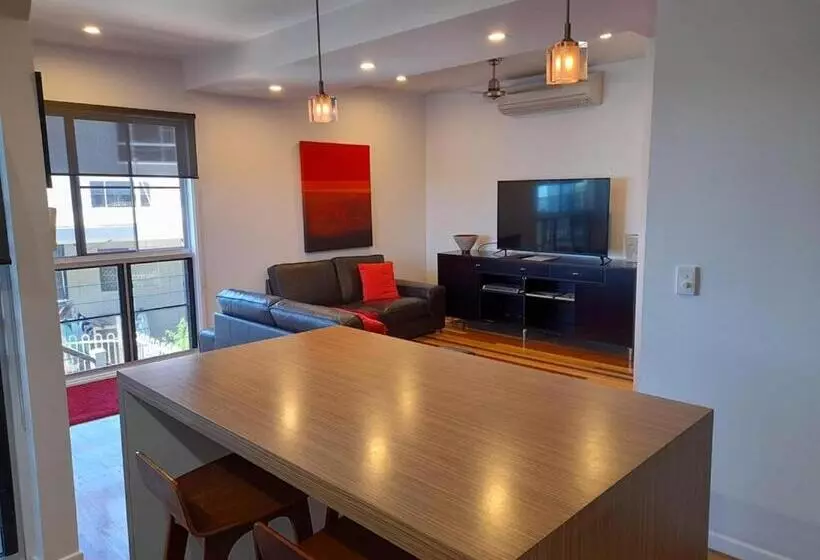 Superior 2-bedroom flat with sea view, Airlie Apartments