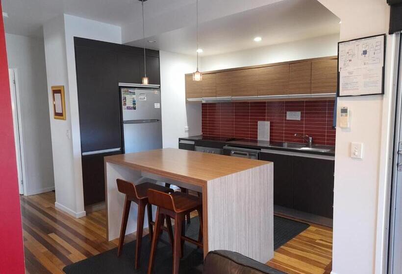 Superior 2-bedroom flat with sea view, Airlie Apartments