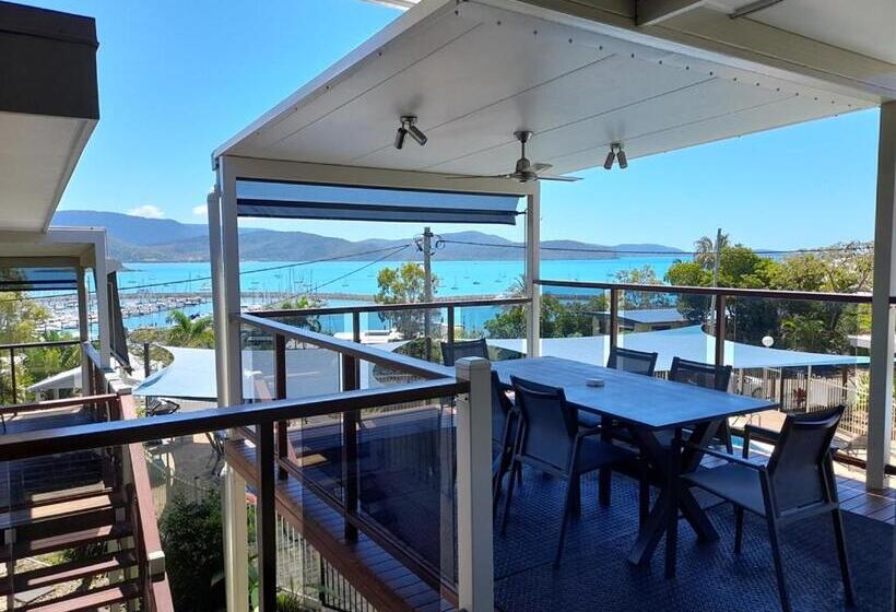 Superior 2-bedroom flat with sea view, Airlie Apartments