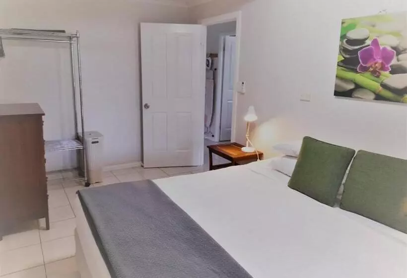 Huoneisto 1 Makuuhuone Allasnäkymä, Airlie Apartments