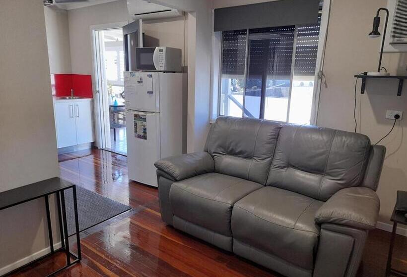 スタンダードスタジオ, Airlie Apartments