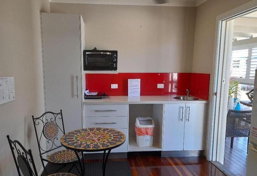 スタンダードスタジオ, Airlie Apartments