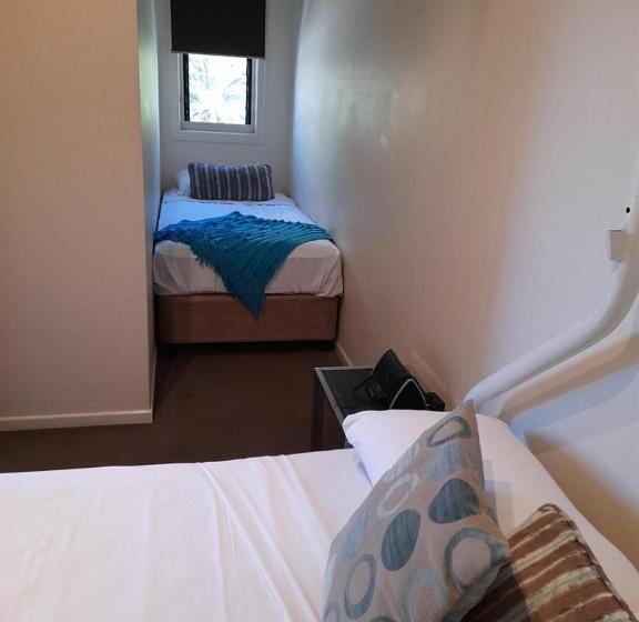 Superior 2-bedroom flat with sea view, Airlie Apartments