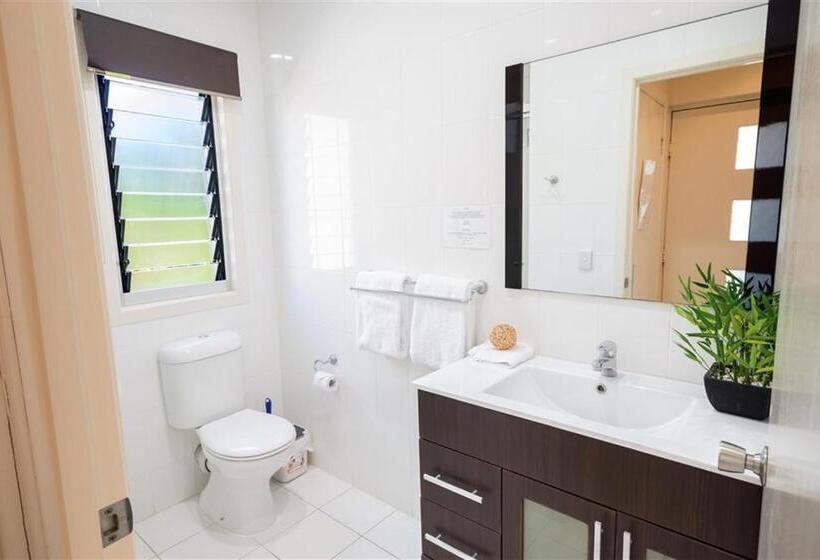 Superior 2-bedroom flat with sea view, Airlie Apartments