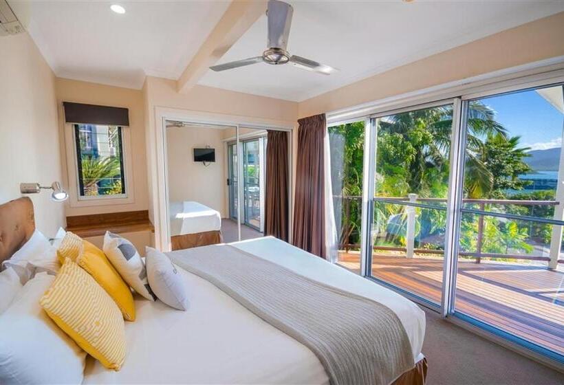 Superior 2-bedroom flat with sea view, Airlie Apartments