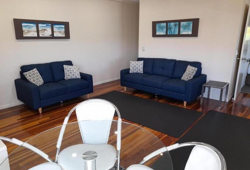 Superior 2-bedroom flat with sea view, Airlie Apartments