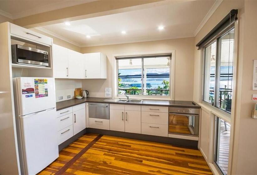 Superior 2-bedroom flat with sea view, Airlie Apartments