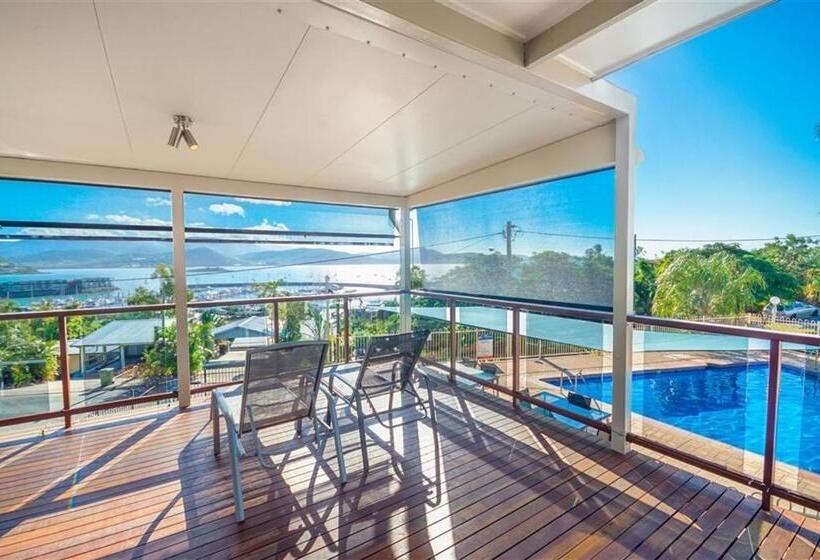 Superior 2-bedroom flat with sea view, Airlie Apartments