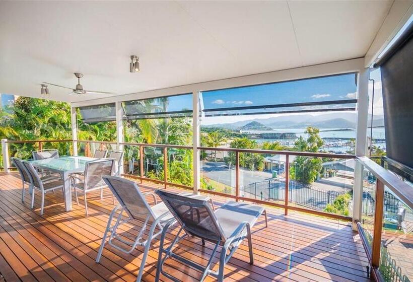 Superior 2-bedroom flat with sea view, Airlie Apartments