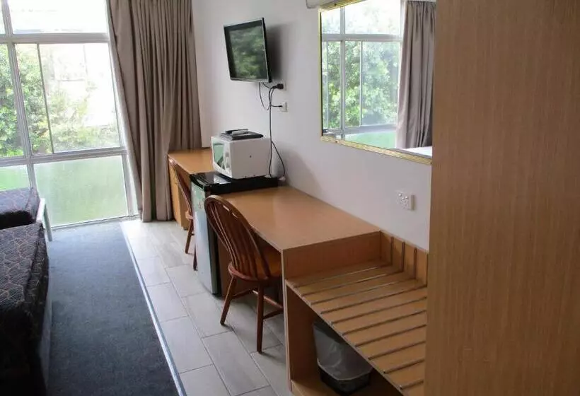 اتاق خانوادگی, Airway Motel