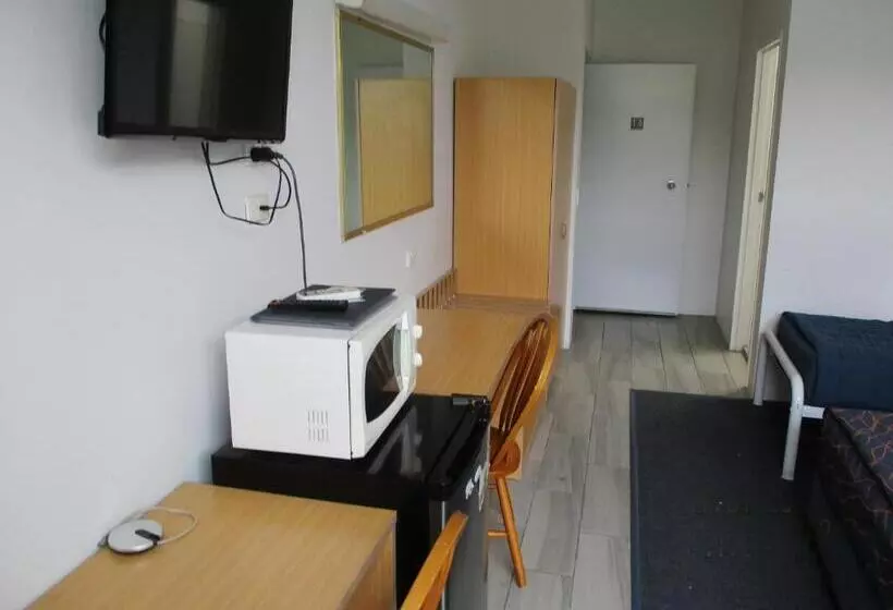 اتاق خانوادگی, Airway Motel