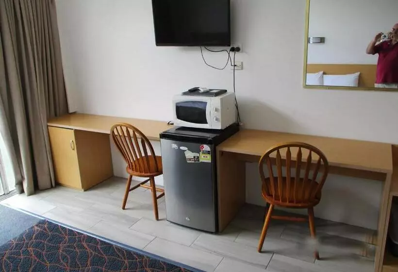 اتاق خانوادگی, Airway Motel