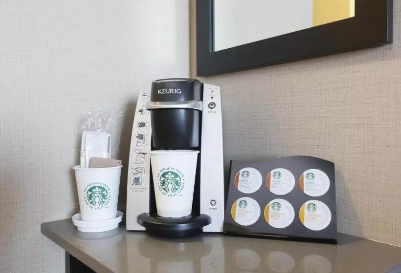 キングサイズベッドのスイートルーム, Vegreville Suites