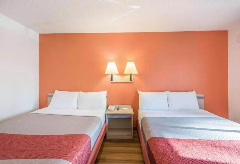 Deluxe Neljän Hengen Huone, Motel 6 Fairfield, Ca  North