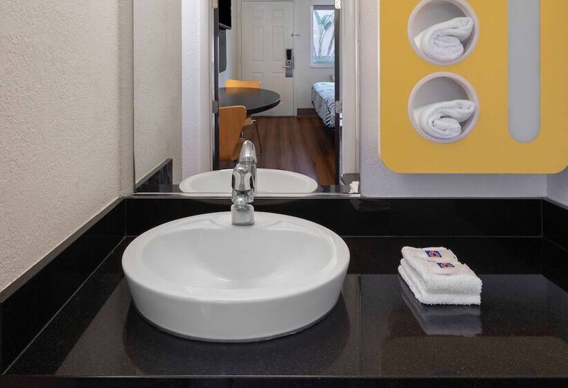 Номер Deluxe, Motel 6 Santa Barbara, Ca   State Street