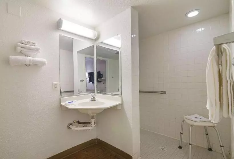 身障者適用スタンダードルーム, Motel 6topeka, Ks  Northwest