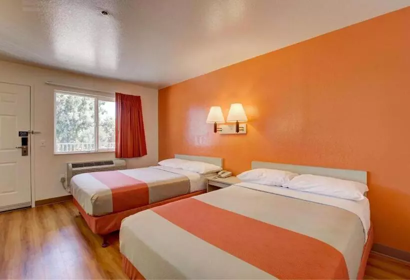 Deluxe Neljän Hengen Huone, Motel 6westminster, Ca  North