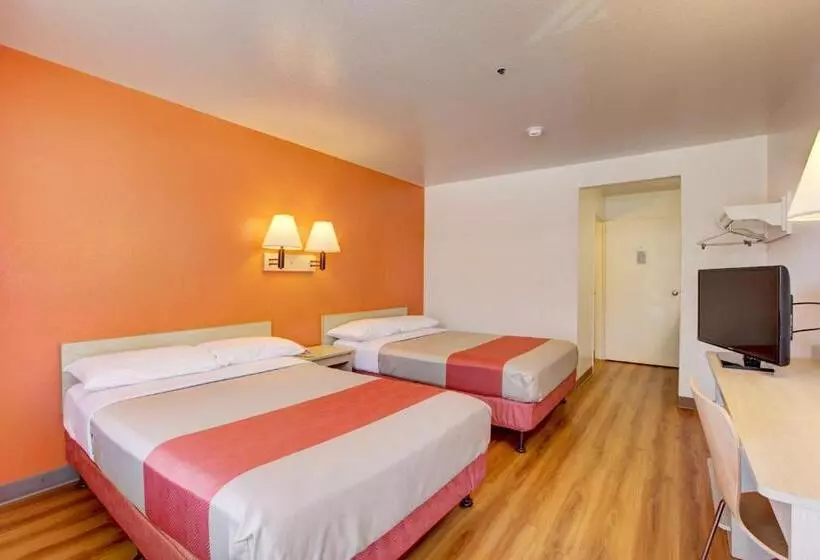 Deluxe Neljän Hengen Huone, Motel 6westminster, Ca  North