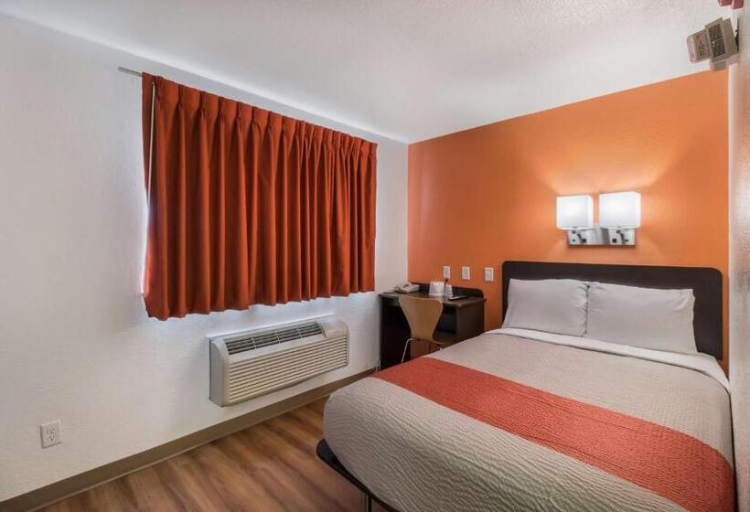 חדר סטנדרט מותאם לאדם עם מוגבלויות, Motel 6fargo, Nd  West Acres  North Fargo